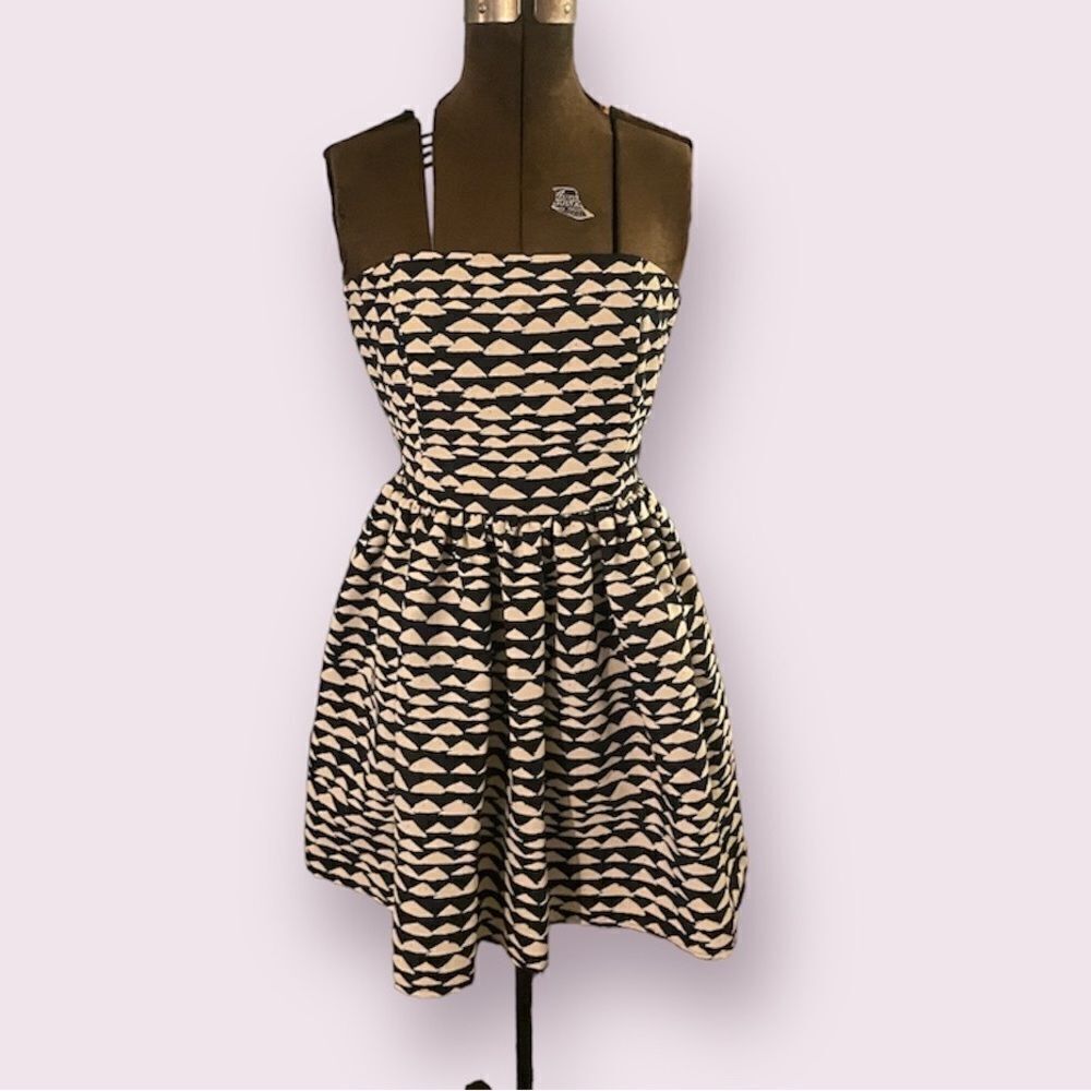 Forever 21 | Black and White Strapless Printed Dress